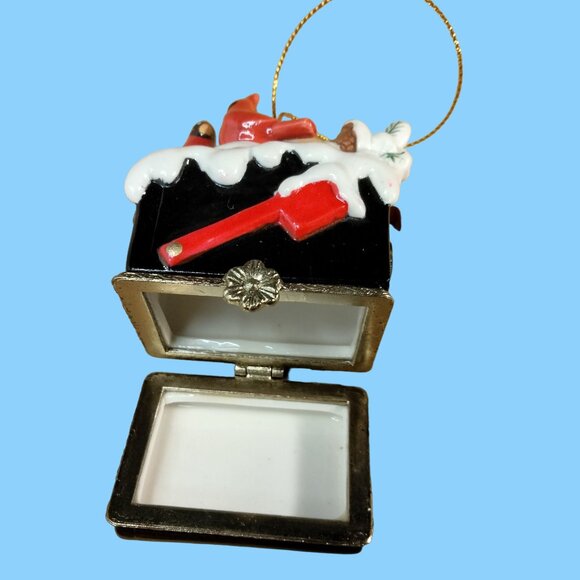 Christmas Trinket Box Red Cardinals Snow Covered Mailbox Ornament Ceramic - Picture 9 of 9